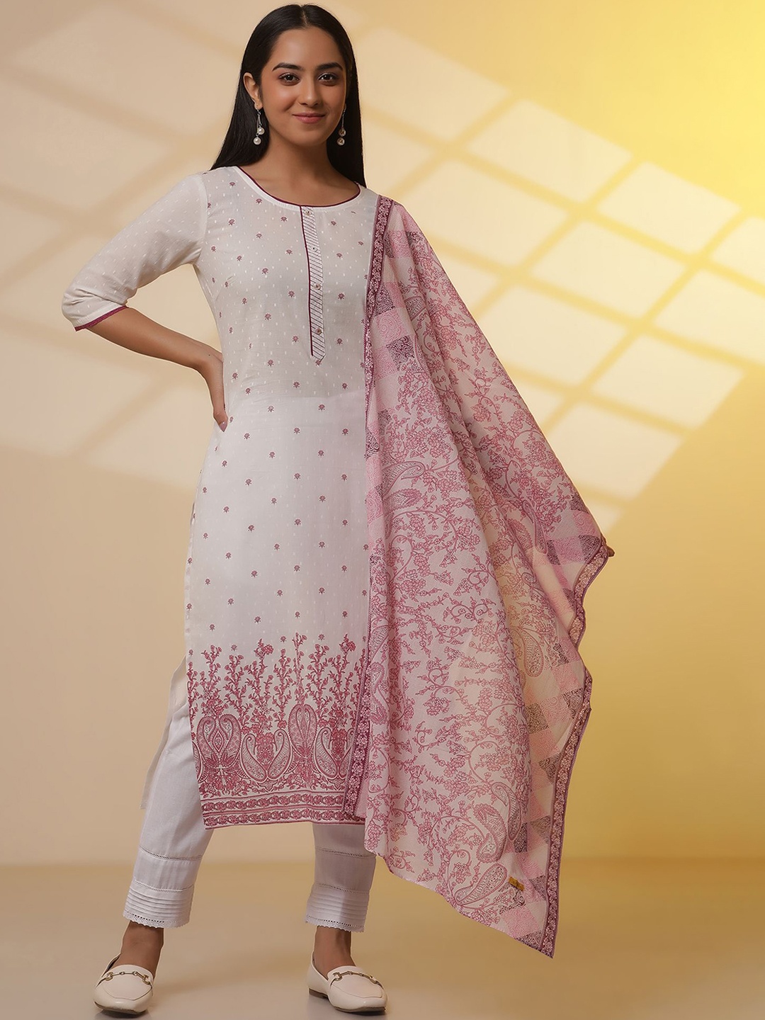 AURELIA Floral Printed Round Neck Straight Pure Cotton Kurta With Trousers & Dupatta, White
AURELIA Floral Printed Round Neck Straight Pure Cotton Kurta With Trousers & Dupatta, White