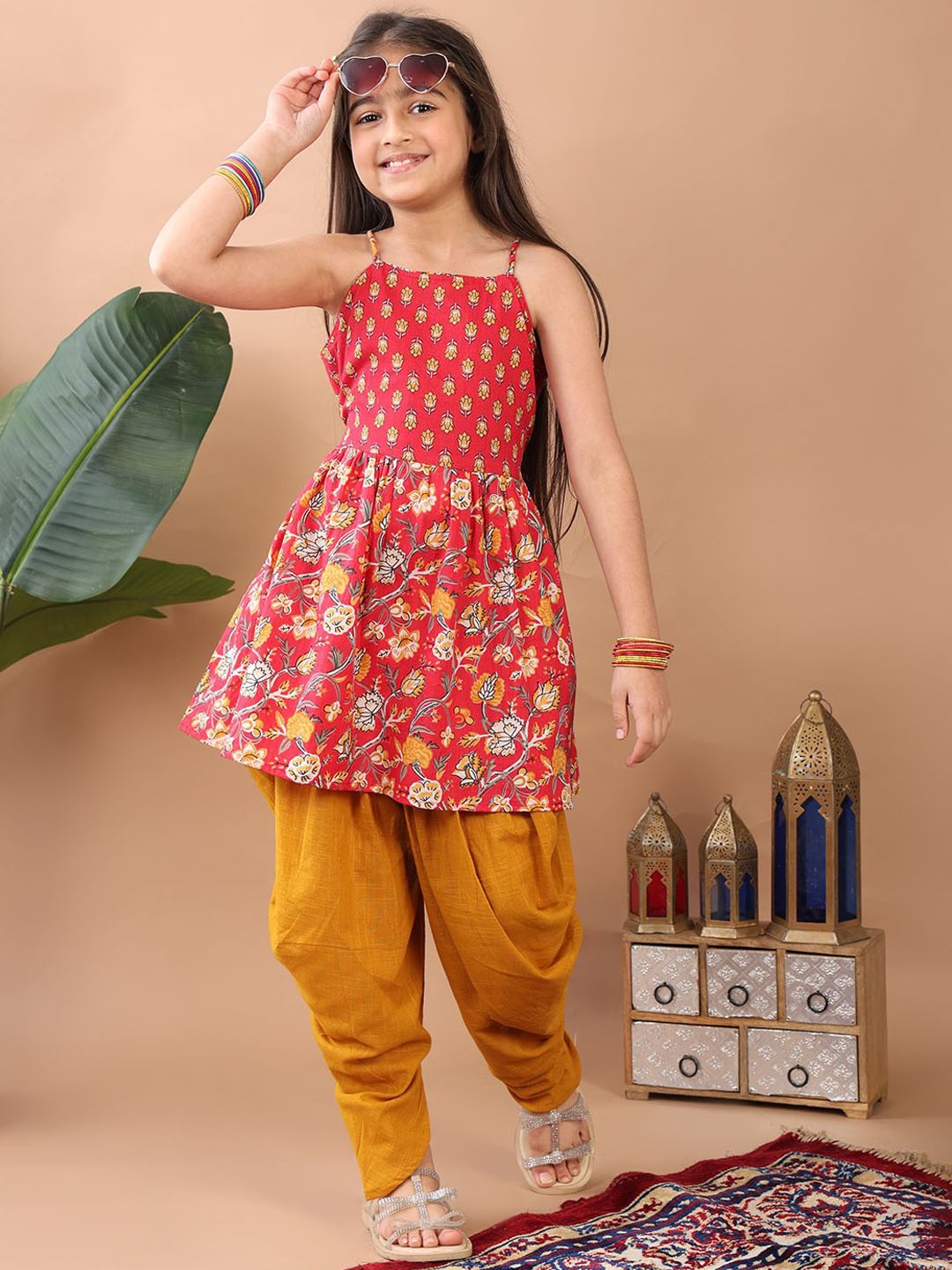 Here&Now X Kinder Kids Girls Floral Printed Regular Pure Cotton Kurta with Dhoti Pants, Red
Here&Now X Kinder Kids Girls Floral Printed Regular Pure Cotton Kurta with Dhoti Pants, Red