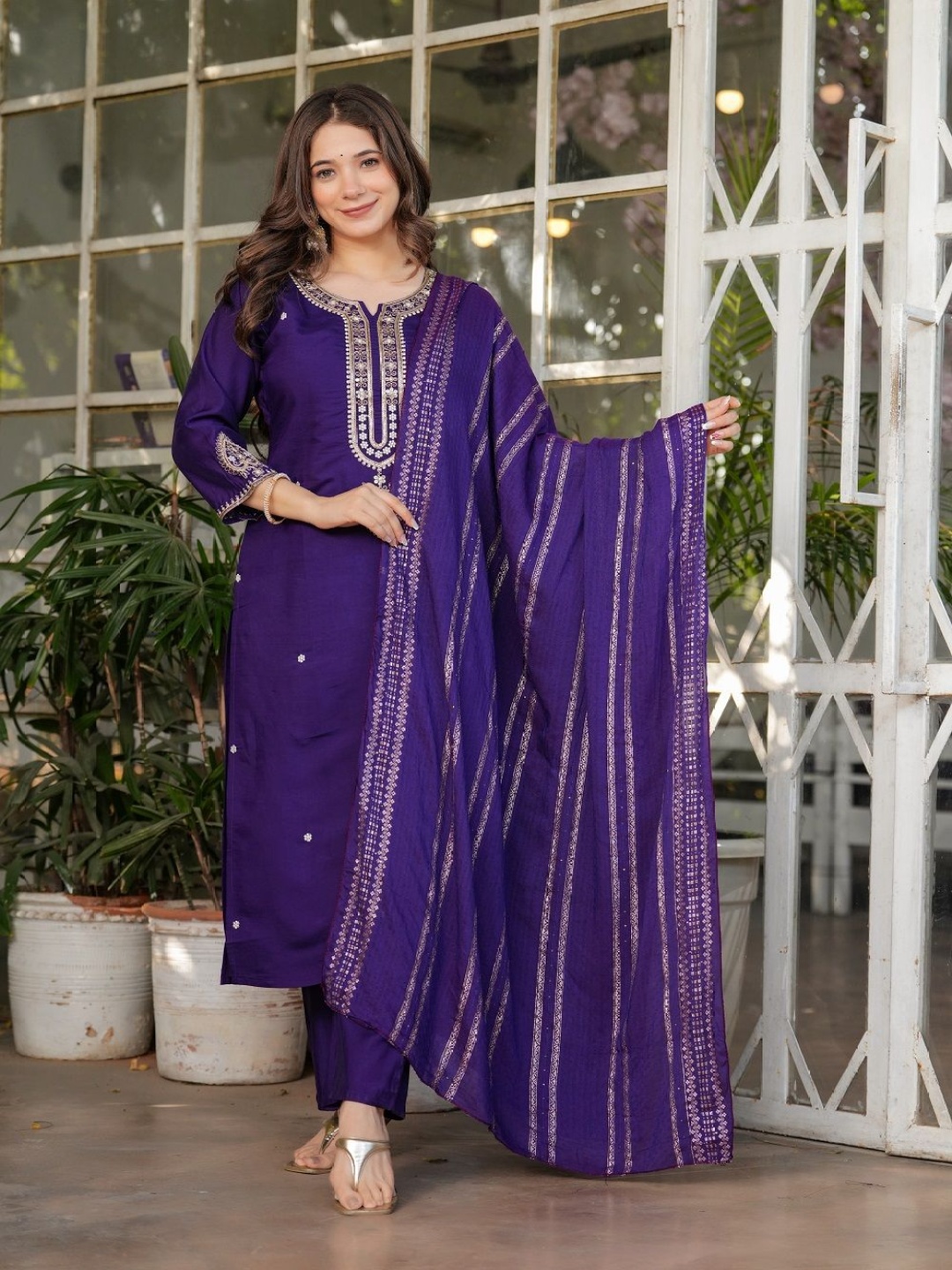 KOTRONS Floral Embroidered Notch Neck Sequinned Straight Kurta With Trousers & Dupatta, Purple
KOTRONS Floral Embroidered Notch Neck Sequinned Straight Kurta With Trousers & Dupatta, Purple
