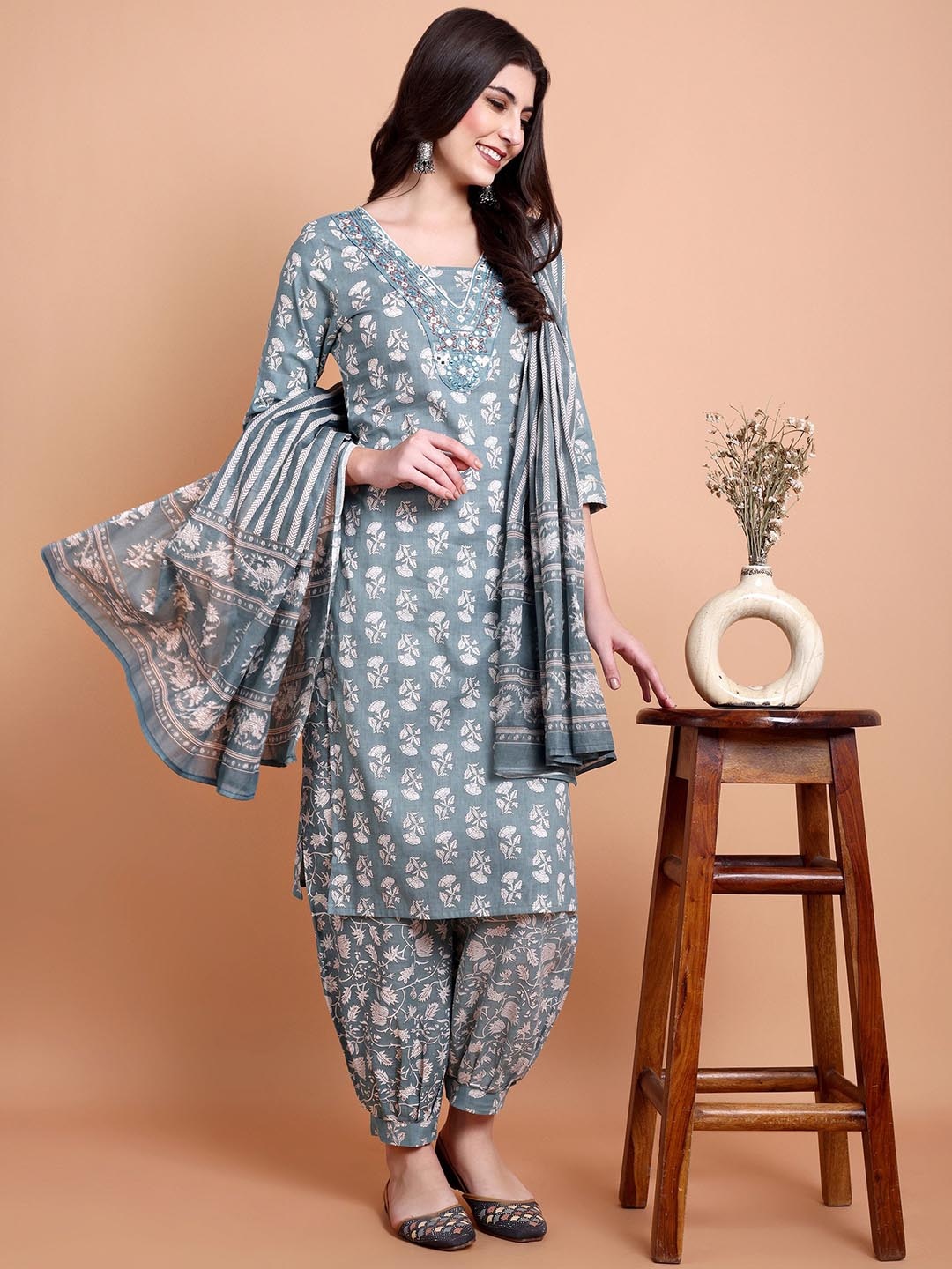 WILL BOTTOM Women Floral Printed Regular Thread Work Pure Cotton Kurta with Trousers & With Dupatta, Grey
WILL BOTTOM Women Floral Printed Regular Thread Work Pure Cotton Kurta with Trousers & With Dupatta, Grey