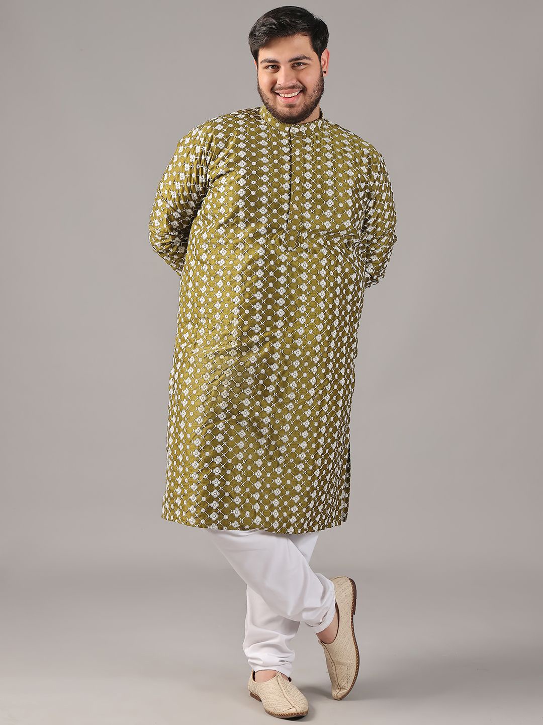SOJANYA PLUS Plus Size Men Floral Embroidered Band Collar Straight Kurta With Pyjamas, Green
SOJANYA PLUS Plus Size Men Floral Embroidered Band Collar Straight Kurta With Pyjamas, Green