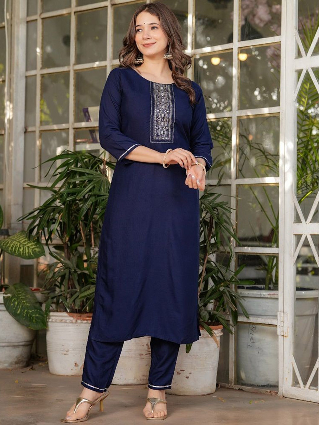 KOTRONS Floral Embroidered Straight Thread Work Kurta With Trousers And Dupatta, Navy blue
KOTRONS Floral Embroidered Straight Thread Work Kurta With Trousers And Dupatta, Navy blue