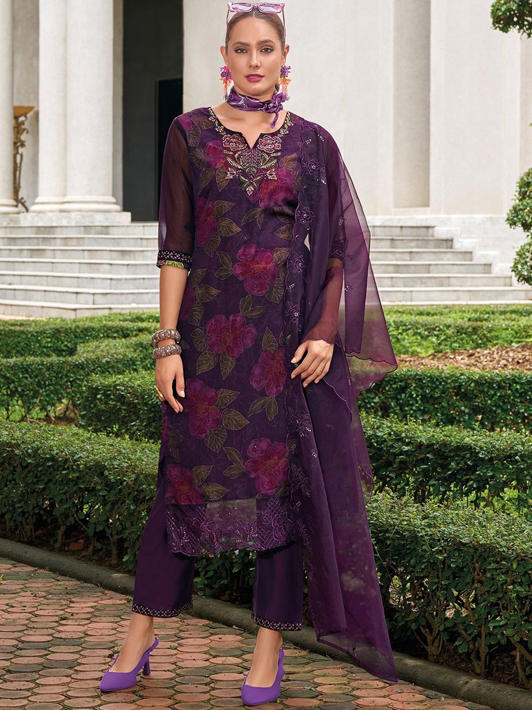 HOUSE OF PARAL Women Floral Printed Regular Sequinned Kurta with Trousers & With Dupatta, Purple
HOUSE OF PARAL Women Floral Printed Regular Sequinned Kurta with Trousers & With Dupatta, Purple