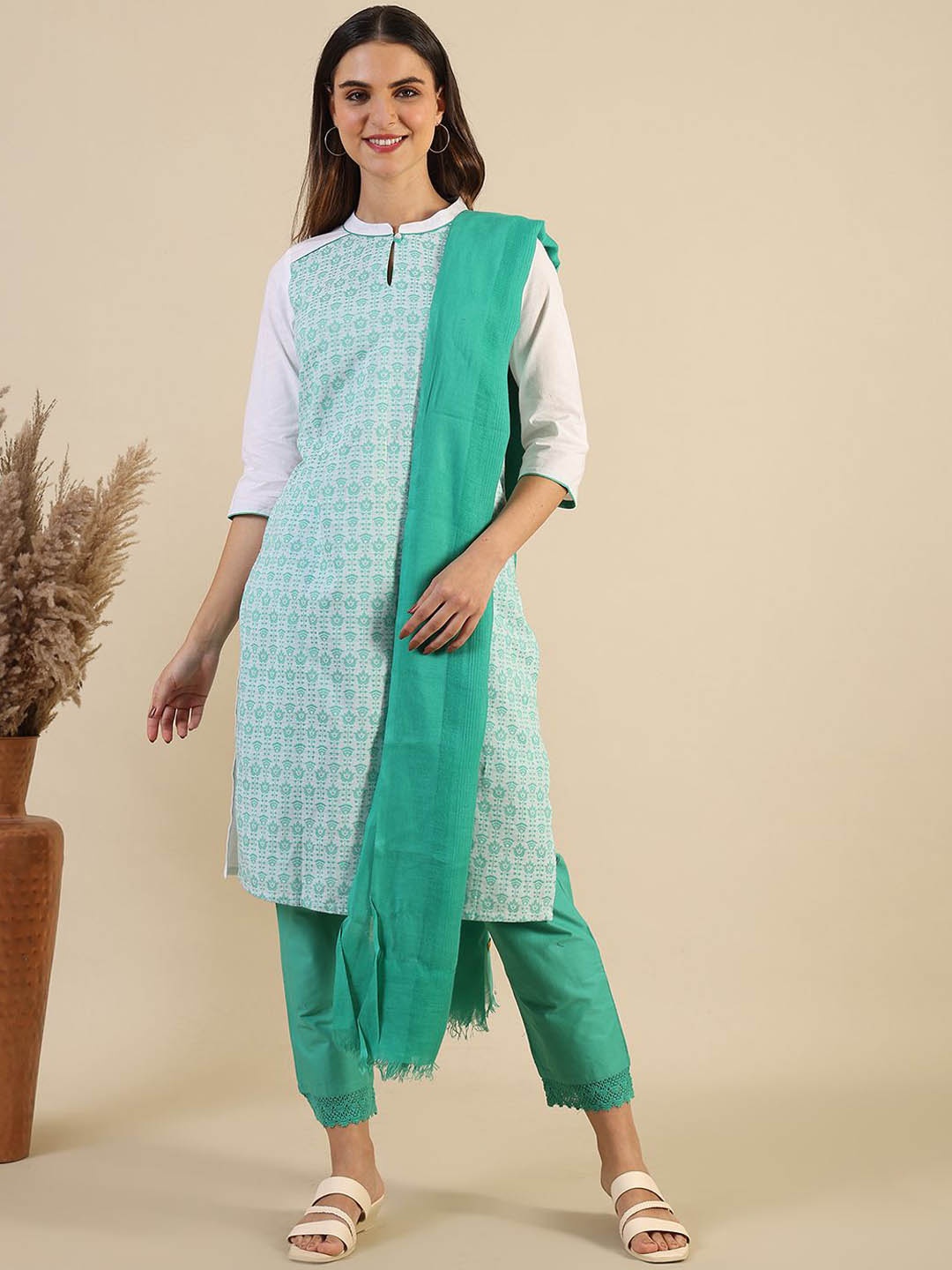 AURELIA Floral Printed Keyhole Neck Pure Cotton Kurta With Trouser And Dupatta, Green
AURELIA Floral Printed Keyhole Neck Pure Cotton Kurta With Trouser And Dupatta, Green