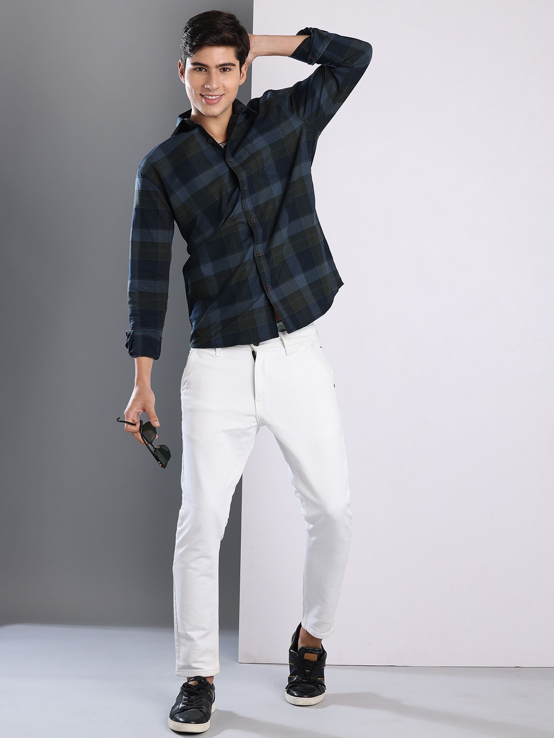 RIGS AND RAGS Men Premium Fit Spread Collar Tartan Checked Cotton Casual Shirt, Navy blue
RIGS AND RAGS Men Premium Fit Spread Collar Tartan Checked Cotton Casual Shirt, Navy blue