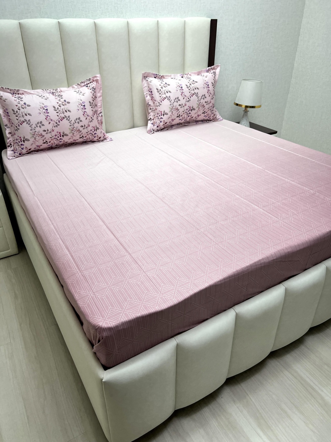 Pure Decor Royal Majestic Pink Printed Pure Cotton 330 TC King Bedsheet Set 2.74m x 2.74m
Pure Decor Royal Majestic Pink Printed Pure Cotton 330 TC King Bedsheet Set 2.74m x 2.74m