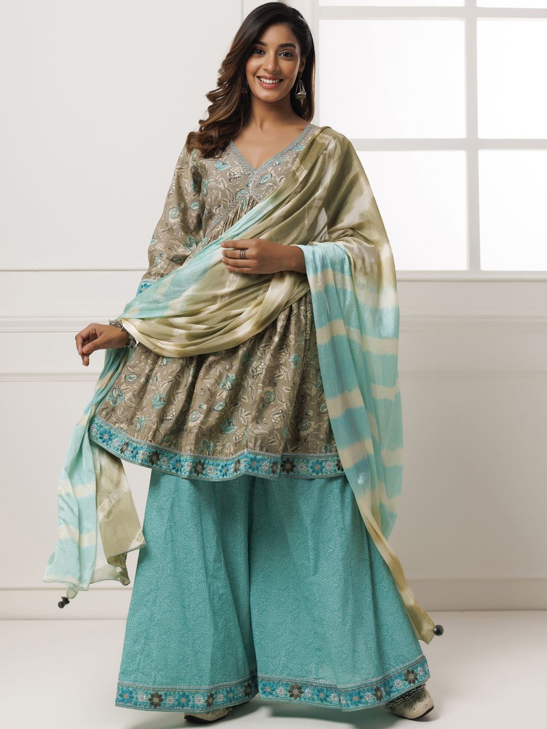 Geroo Luxe Floral Printed Thread Work Chanderi Silk Anarkali Kurta With Palazzos & Dupatta, Grey
Geroo Luxe Floral Printed Thread Work Chanderi Silk Anarkali Kurta With Palazzos & Dupatta, Grey