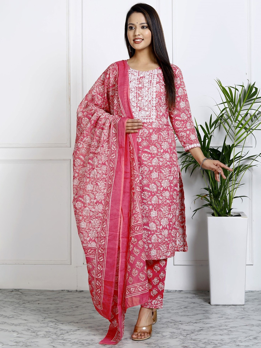 ASANSHI Floral Printed Round Neck Pure Cotton Straight Kurta With Trousers & Dupatta, Pink
ASANSHI Floral Printed Round Neck Pure Cotton Straight Kurta With Trousers & Dupatta, Pink