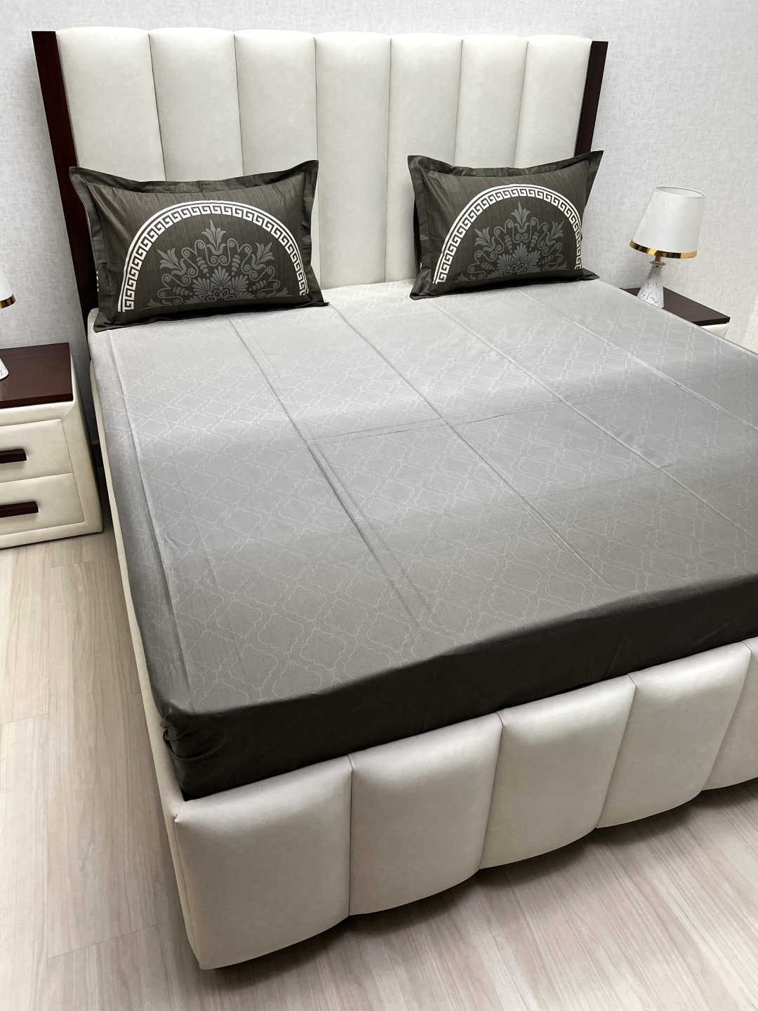 Pure Decor Royal Majestic Brown Printed Pure Cotton 600 TC King Bedsheet Set 2.74 x 2.74 m
Pure Decor Royal Majestic Brown Printed Pure Cotton 600 TC King Bedsheet Set 2.74 x 2.74 m