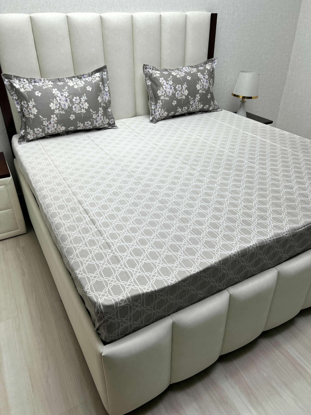 Pure Decor Grey & White Printed Pure Cotton 260 TC King Bedsheet Set 2.74 m x 2.74 m
Pure Decor Grey & White Printed Pure Cotton 260 TC King Bedsheet Set 2.74 m x 2.74 m