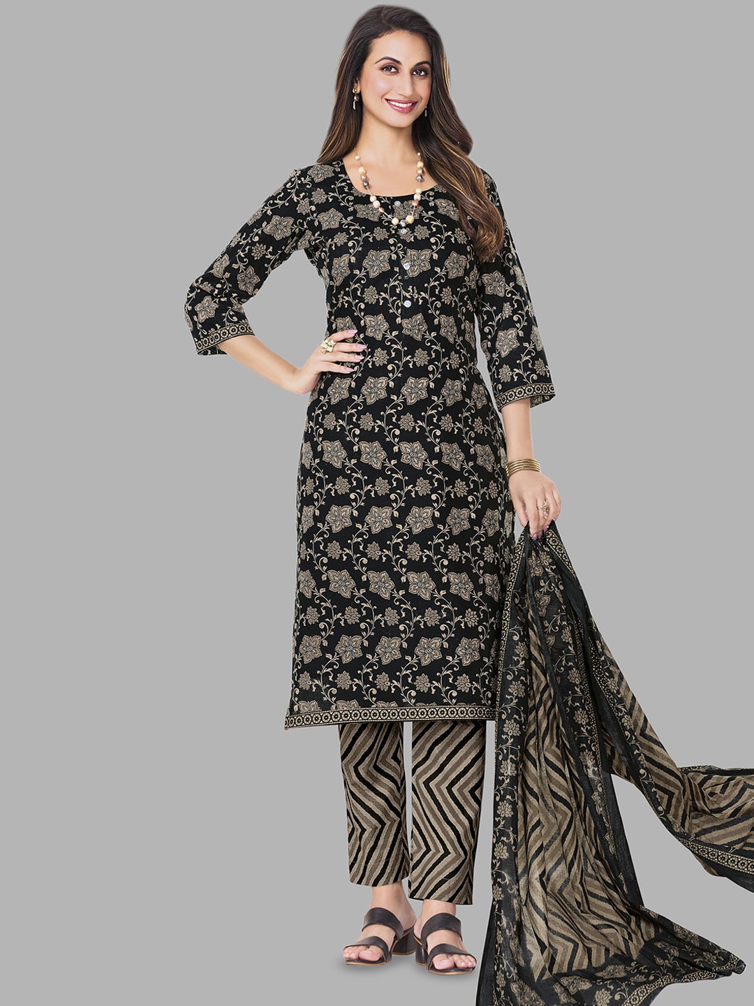 Simmu Floral Printed Round Neck Pure Cotton Straight Kurta With Trouser & Dupatta, Black
Simmu Floral Printed Round Neck Pure Cotton Straight Kurta With Trouser & Dupatta, Black