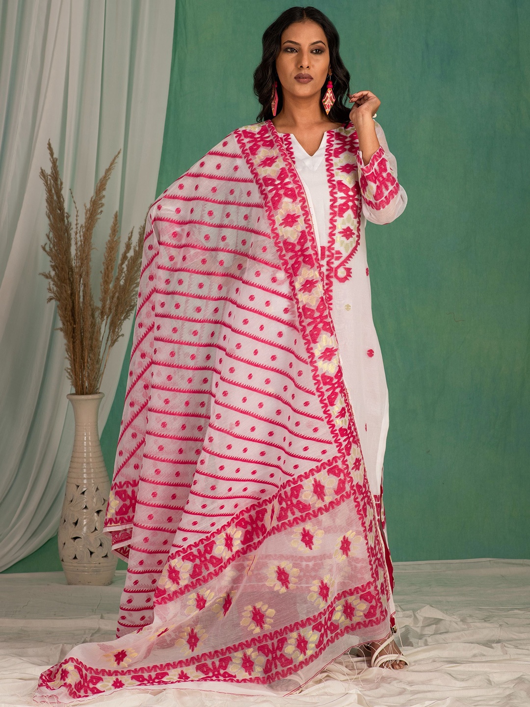 Kasturi Creations Ethnic Motifs Woven Design Pure Cotton Kurta With Trousers And Dupatta, White
Kasturi Creations Ethnic Motifs Woven Design Pure Cotton Kurta With Trousers And Dupatta, White