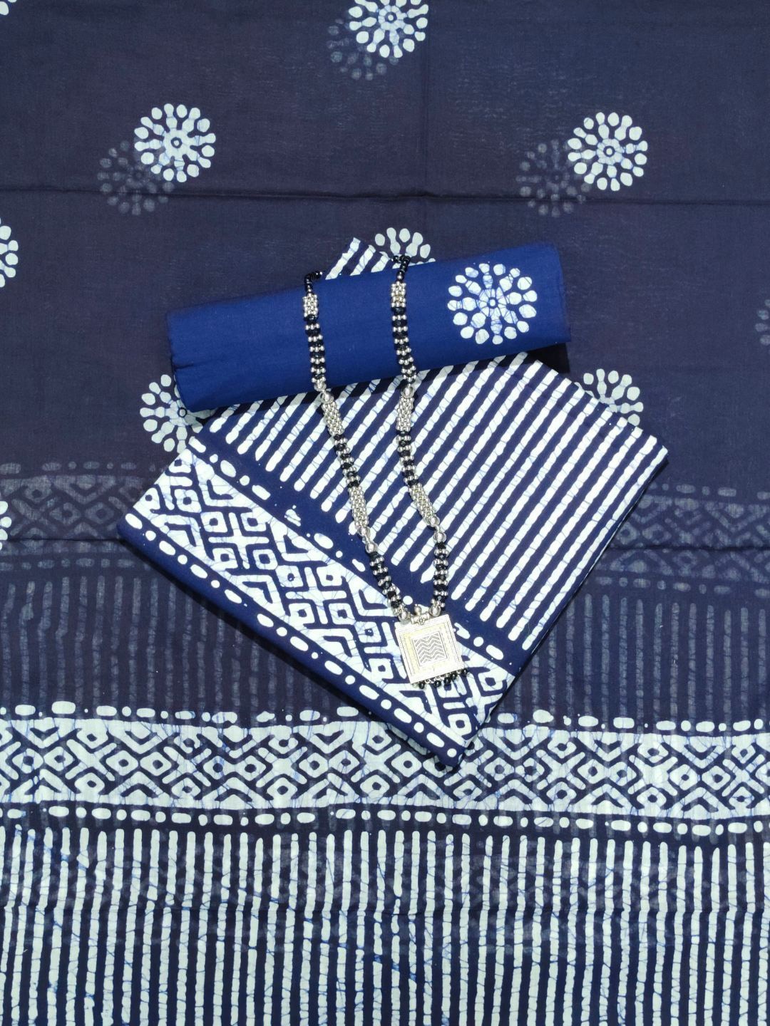 Farooq Dyeing Ethnic Motifs Printed Pure Cotton Unstitched Dress Material, Navy blue
Farooq Dyeing Ethnic Motifs Printed Pure Cotton Unstitched Dress Material, Navy blue