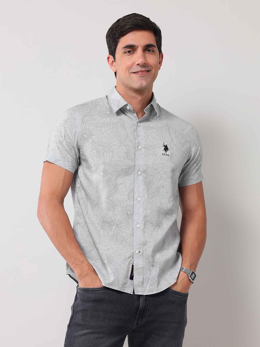 U.S. Polo Assn. Denim Co. Men Slim Fit Spread Collar Floral Printed Cotton Casual Shirt, Grey
U.S. Polo Assn. Denim Co. Men Slim Fit Spread Collar Floral Printed Cotton Casual Shirt, Grey
