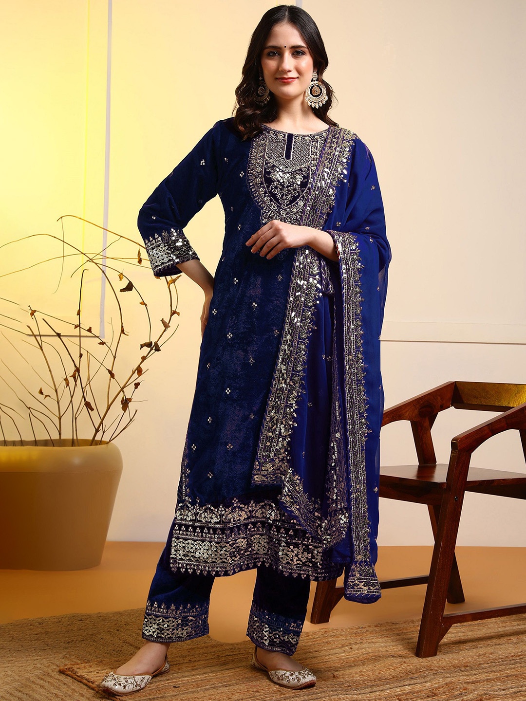 BHARODIYA ENTERPRISES Women Floral Embroidered Regular Sequinned Velvet Kurta with Palazzos & With Dupatta, Blue
BHARODIYA ENTERPRISES Women Floral Embroidered Regular Sequinned Velvet Kurta with Palazzos & With Dupatta, Blue