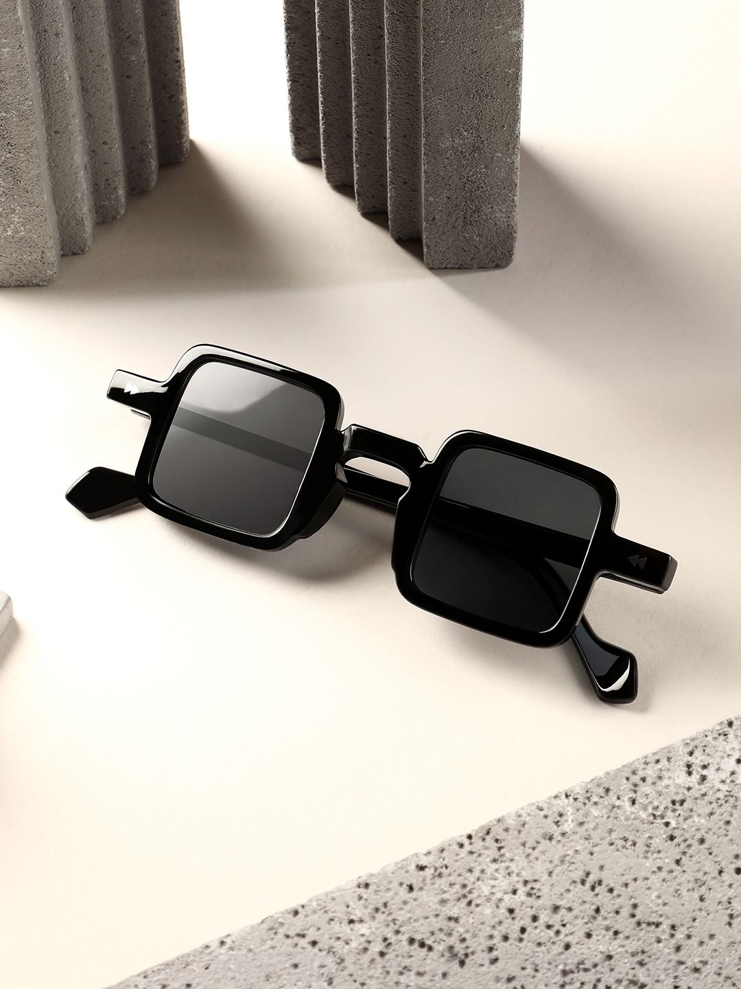 French Accent Men The Circuscore Square Sunglasses with Polarised Lens SW25_FASG1098, Black
French Accent Men The Circuscore Square Sunglasses with Polarised Lens SW25_FASG1098, Black