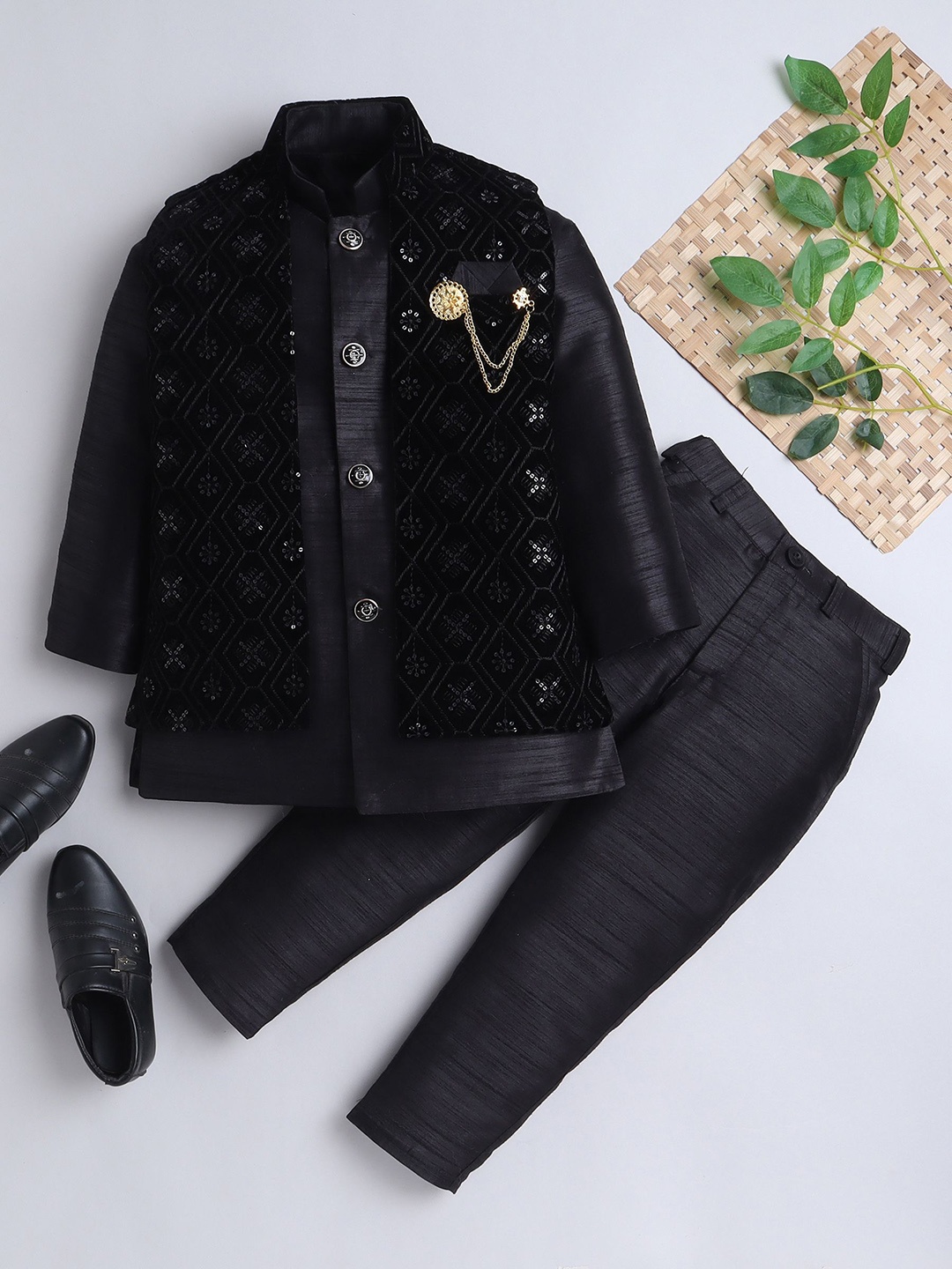 ahhaaaa Boys Ethnic Motifs Embroidered Sequinned Velvet Straight Kurta with Trouser, Black
ahhaaaa Boys Ethnic Motifs Embroidered Sequinned Velvet Straight Kurta with Trouser, Black