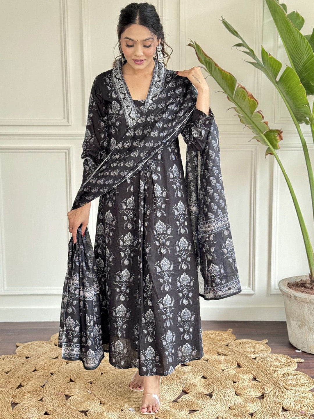REALLTREND Floral Printed Pleated V-Neck Pure Cotton A-Line Kurta With Trousers & Dupatta, Black
REALLTREND Floral Printed Pleated V-Neck Pure Cotton A-Line Kurta With Trousers & Dupatta, Black