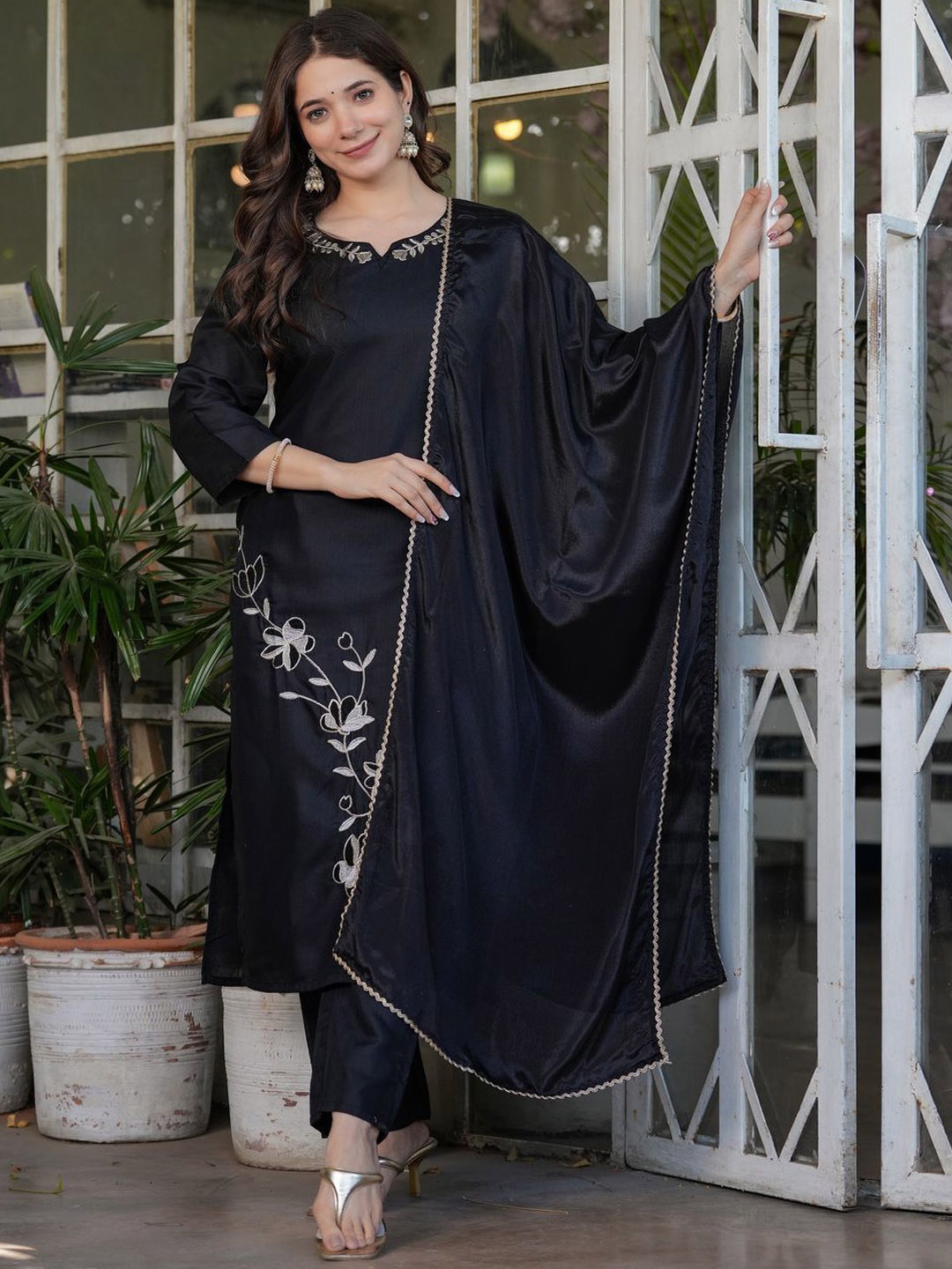 REALLTREND Notch-Neck Floral Embroidered Straight Kurta With Trousers And Dupatta, Black
REALLTREND Notch-Neck Floral Embroidered Straight Kurta With Trousers And Dupatta, Black