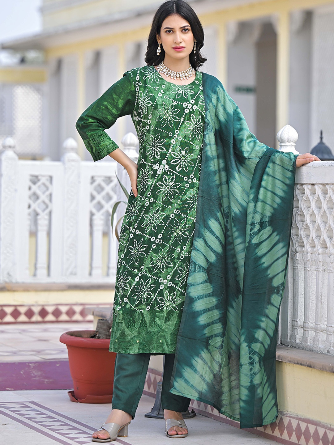 Anouk Green Ethnic Motifs Embroidered Chanderi Silk Straight Kurta With Trousers & Dupatta
Anouk Green Ethnic Motifs Embroidered Chanderi Silk Straight Kurta With Trousers & Dupatta