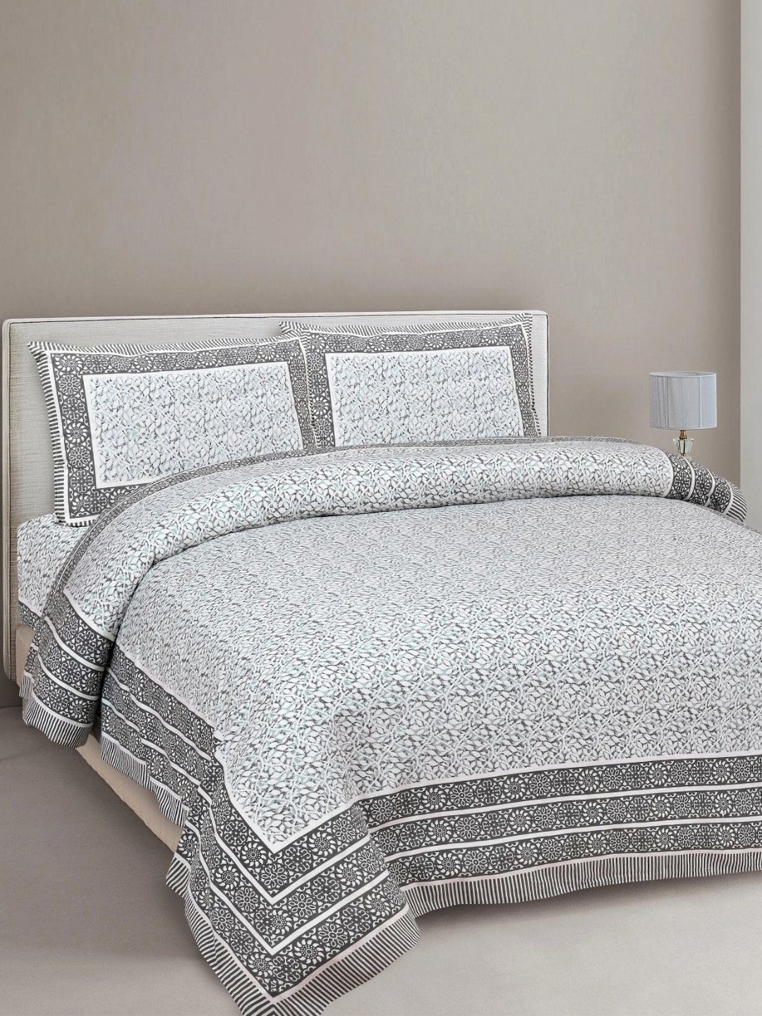 INDHOME LIFE White & Grey Floral Printed 220 TC Cotton King Bedsheet Set 2.28 m x 2.74 m
INDHOME LIFE White & Grey Floral Printed 220 TC Cotton King Bedsheet Set 2.28 m x 2.74 m