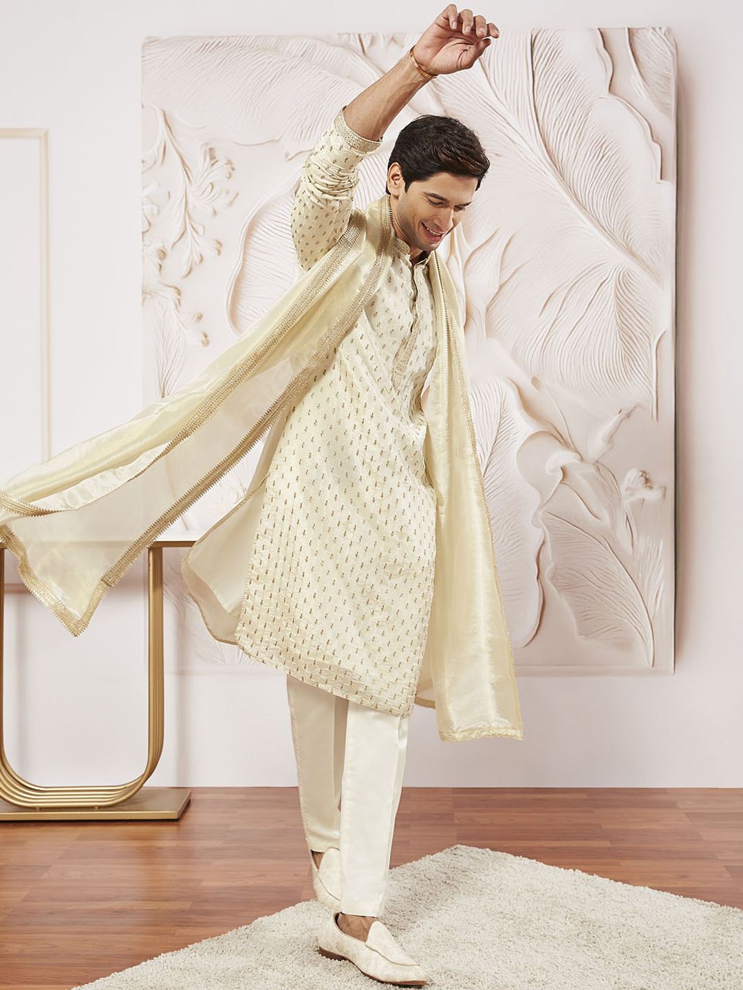 VASTRAMAY Floral Embroidered Mandarin Collar Sequinned Kurta With Trousers And Dupatta, Cream
VASTRAMAY Floral Embroidered Mandarin Collar Sequinned Kurta With Trousers And Dupatta, Cream