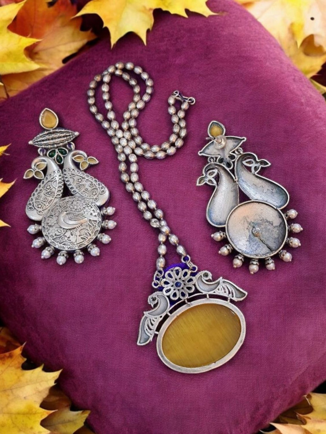 Ekanibymonashstudio Silver-Plated Monalisa Stone Studded & Beaded Jewellery Set
Ekanibymonashstudio Silver-Plated Monalisa Stone Studded & Beaded Jewellery Set