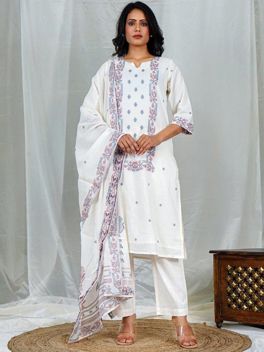 EARTH O FAB Women Ethnic Motifs Printed Regular Pure Cotton Kurta with Trouser & Dupatta, White
EARTH O FAB Women Ethnic Motifs Printed Regular Pure Cotton Kurta with Trouser & Dupatta, White