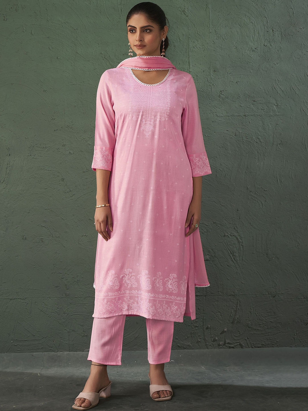 Anouk Pink Floral Printed Round Neck Chanderi Silk Straight Kurta With Trousers & Dupatta
Anouk Pink Floral Printed Round Neck Chanderi Silk Straight Kurta With Trousers & Dupatta