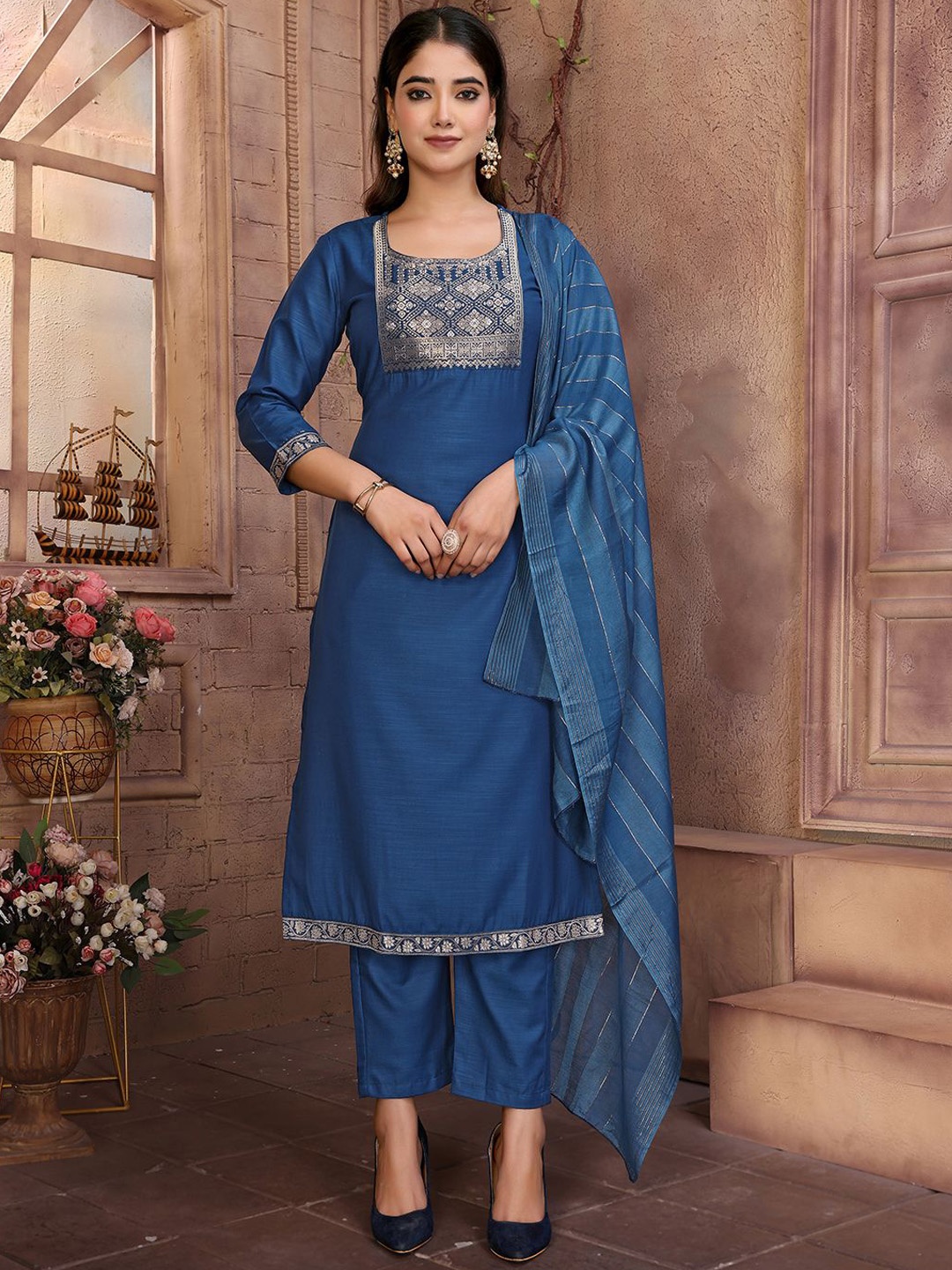DIVASTRI Ethnic Motifs Printed Round Neck Straight Kurta With Trousers & Dupatta, Blue
DIVASTRI Ethnic Motifs Printed Round Neck Straight Kurta With Trousers & Dupatta, Blue