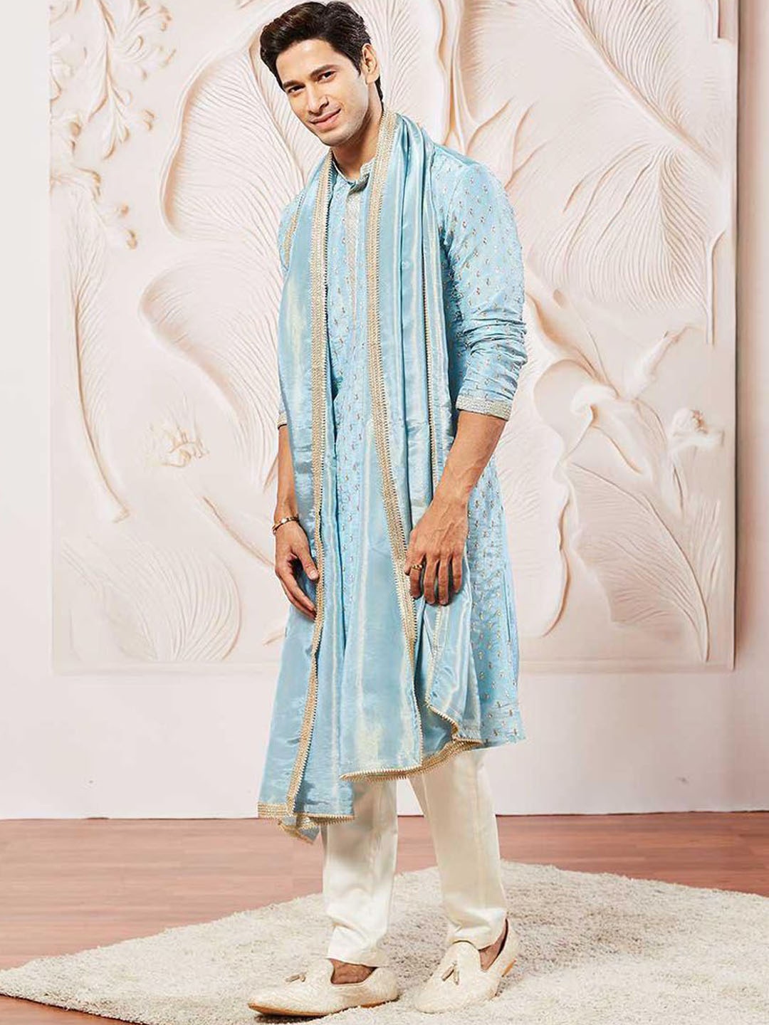 VASTRAMAY Floral Embroidered Mandarin Collar Sequinned Kurta With Trousers And Dupatta, Blue
VASTRAMAY Floral Embroidered Mandarin Collar Sequinned Kurta With Trousers And Dupatta, Blue