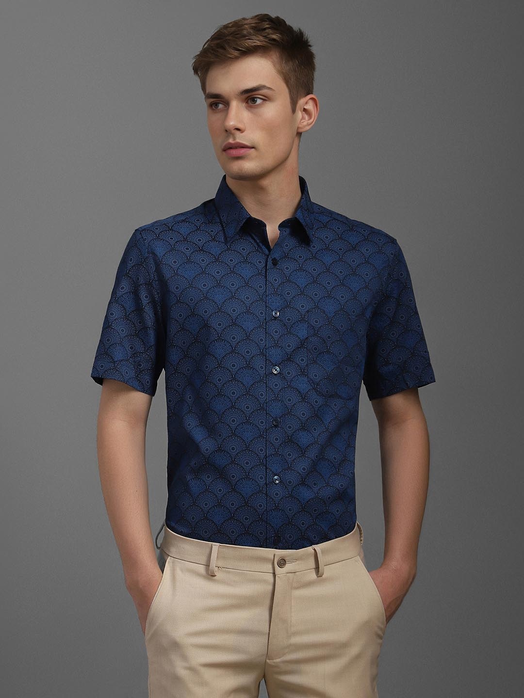Louis Philippe Men Classic Fit Spread Collar Floral Printed Cotton Formal Shirt, Navy blue
Louis Philippe Men Classic Fit Spread Collar Floral Printed Cotton Formal Shirt, Navy blue