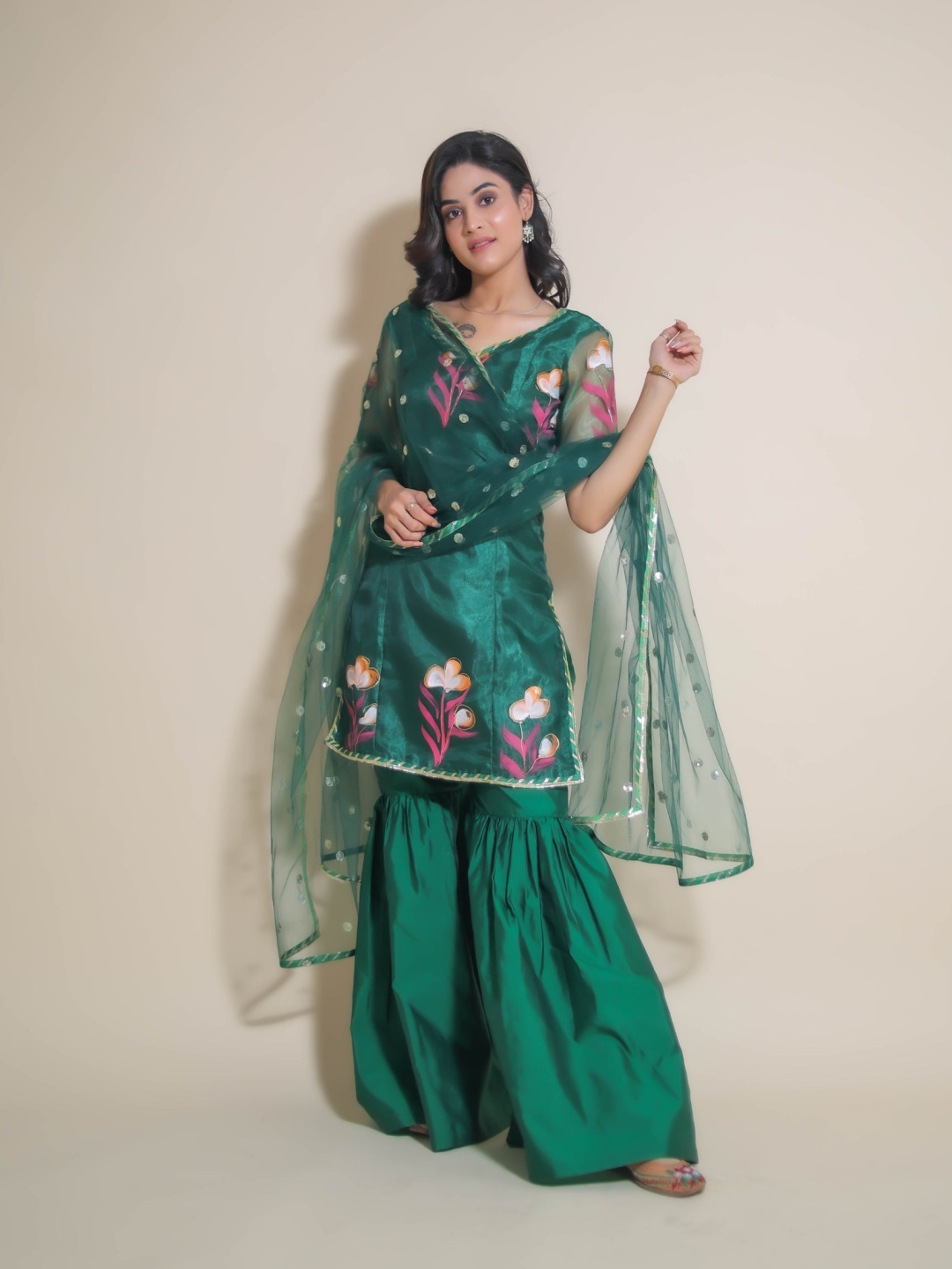 KELLPAR Women Floral Printed Regular Silk Chiffon Kurta with Sharara & With Dupatta, Green
KELLPAR Women Floral Printed Regular Silk Chiffon Kurta with Sharara & With Dupatta, Green