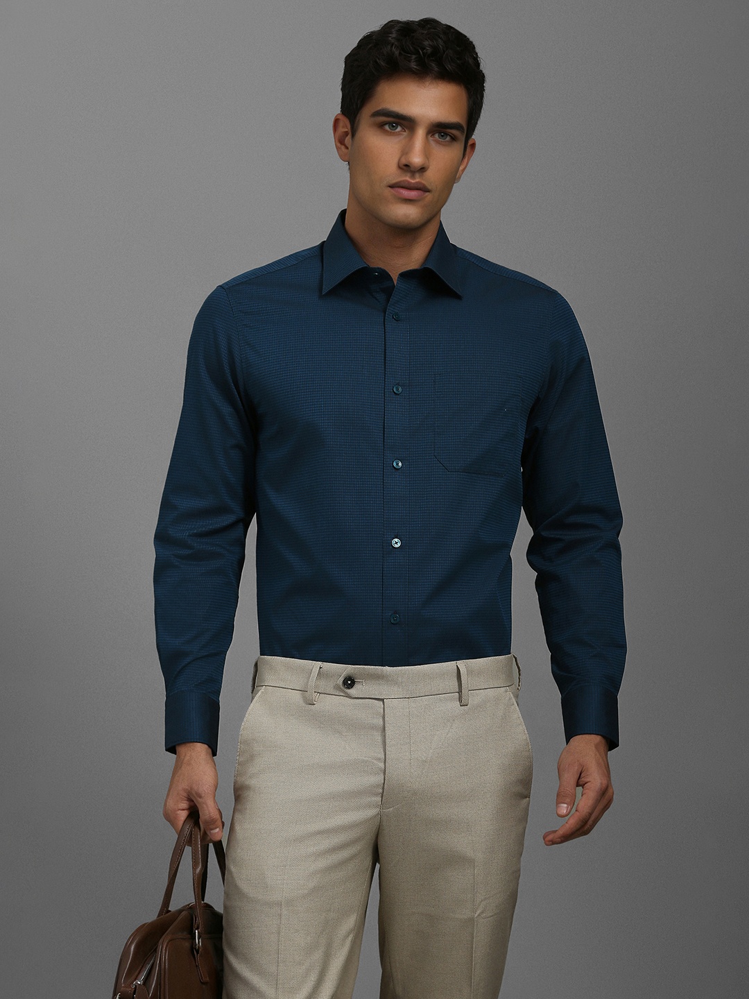 Louis Philippe Men Classic Fit Spread Collar Textured Cotton Formal Shirt, Navy blue
Louis Philippe Men Classic Fit Spread Collar Textured Cotton Formal Shirt, Navy blue
