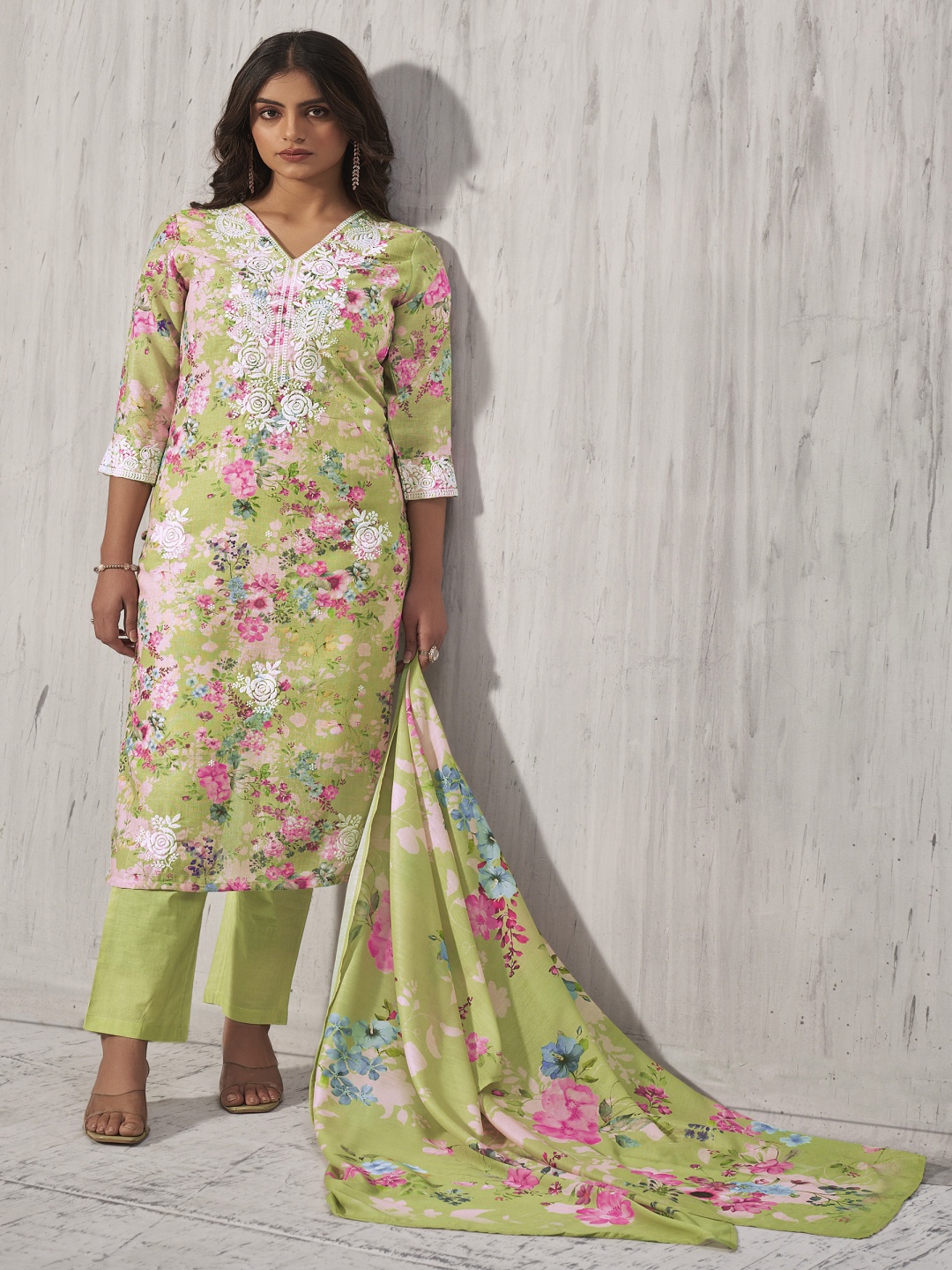 Anouk Olive Floral Printed Thread Work V-Neck Straight Kurta With Trousers And Dupatta
Anouk Olive Floral Printed Thread Work V-Neck Straight Kurta With Trousers And Dupatta