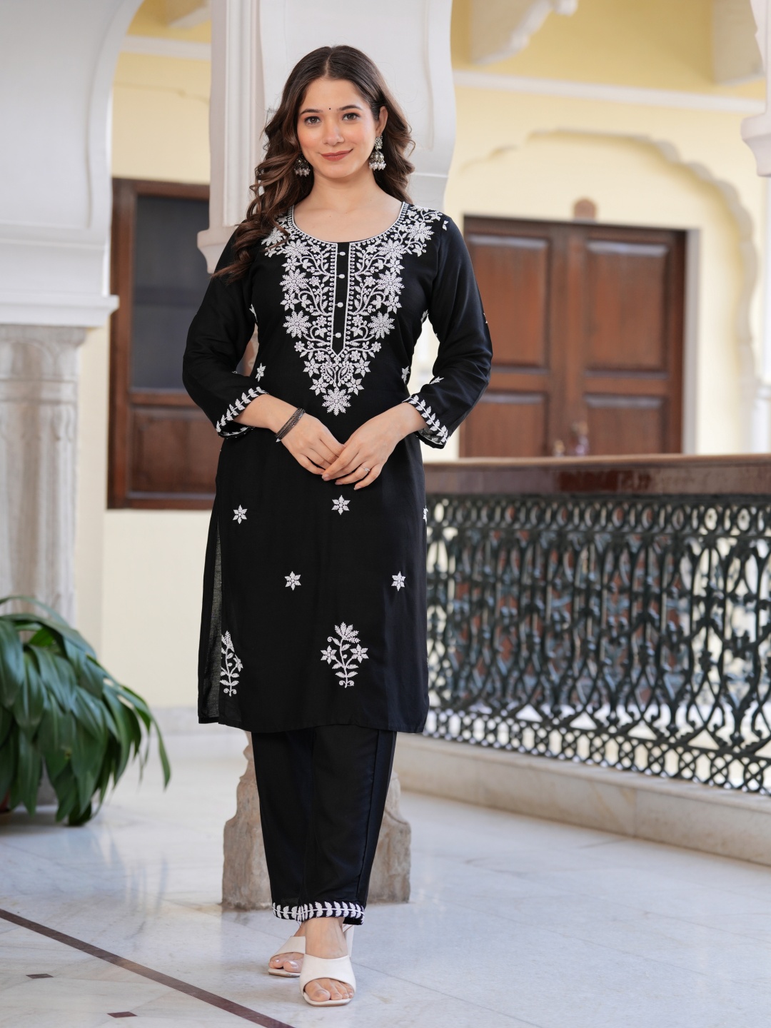 Sitaram Floral Embroidered Round Neck Thread Work Straight Kurta With Trouser, Black
Sitaram Floral Embroidered Round Neck Thread Work Straight Kurta With Trouser, Black