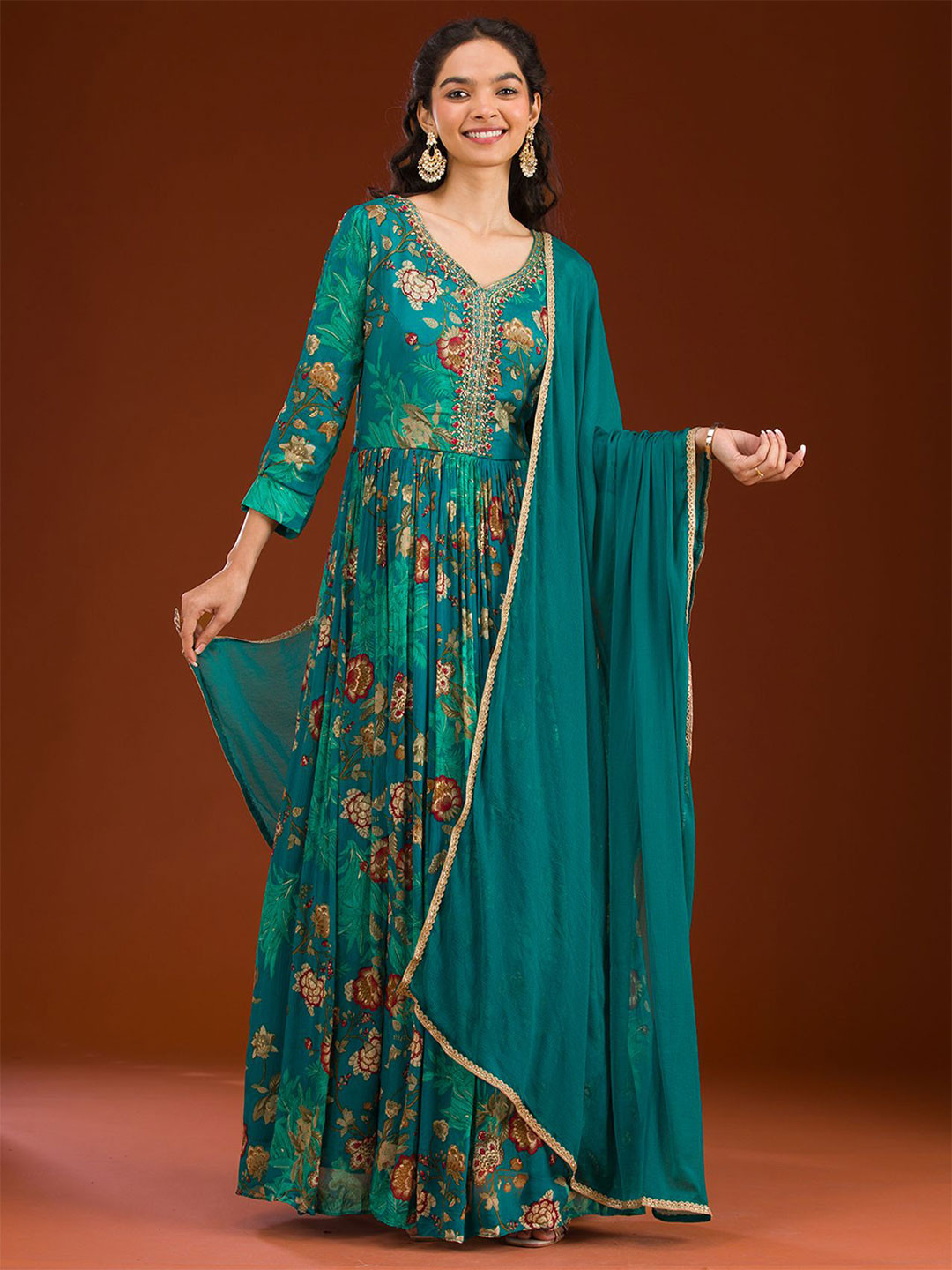 Koskii Women Floral Printed Regular Beads and Stones Kurta with Trousers & With Dupatta, Green 
Koskii Women Floral Printed Regular Beads and Stones Kurta with Trousers & With Dupatta, Green