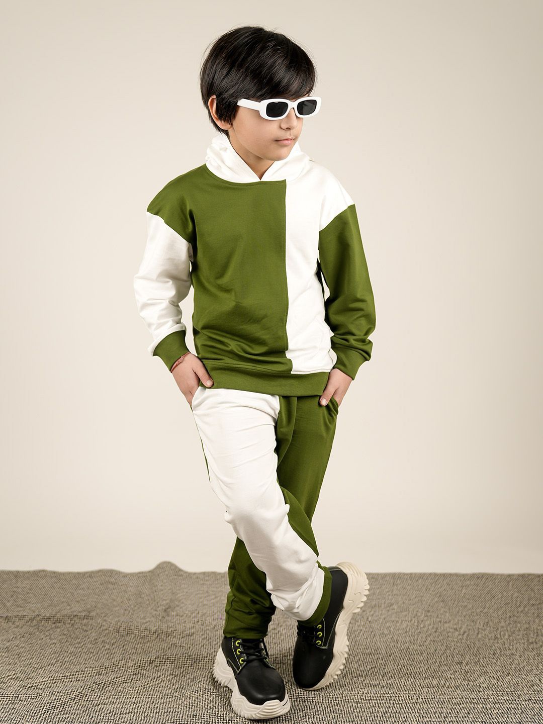 BE AWARA Kids Colourblocked Hooded Oversized Pure Cotton Sweatshirt With Joggers, Green
BE AWARA Kids Colourblocked Hooded Oversized Pure Cotton Sweatshirt With Joggers, Green