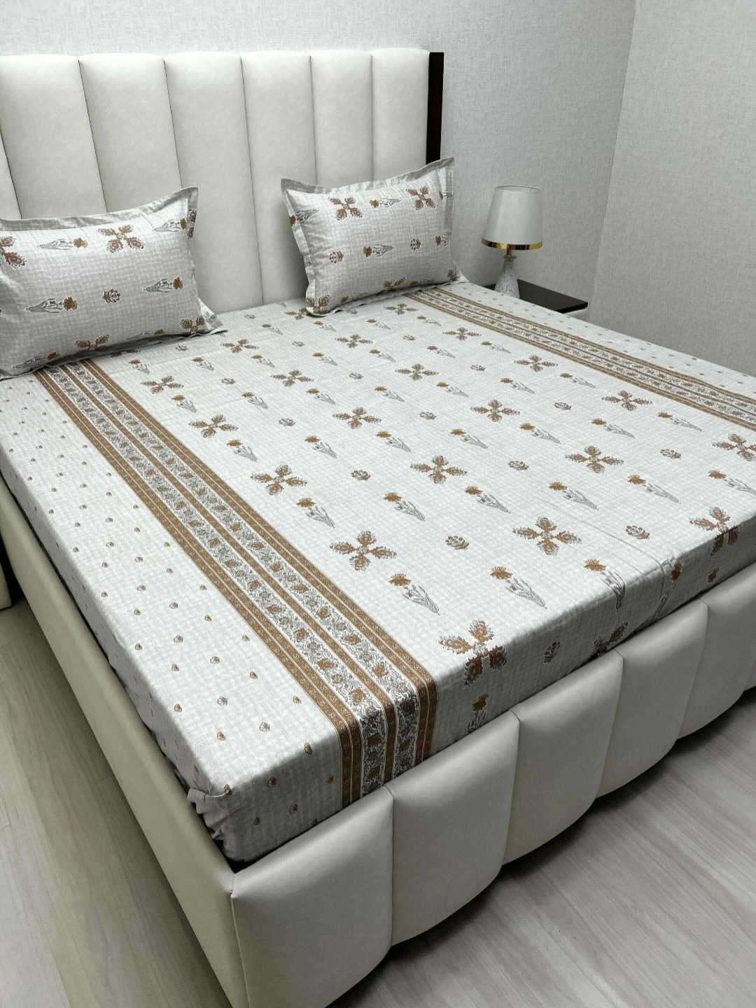 Pure Decor Royal Passion Grey Printed Cotton 330 TC Queen Bedsheet Set 2.28 m x 2.54 m
Pure Decor Royal Passion Grey Printed Cotton 330 TC Queen Bedsheet Set 2.28 m x 2.54 m