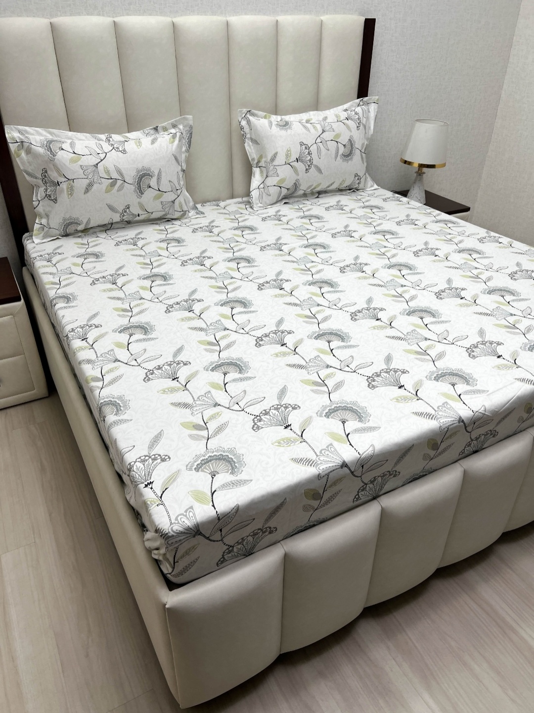 Pure Decor Royal Passion White Printed Cotton 300 TC Queen Bedsheet Set- 2.28 m x 2.54 m
Pure Decor Royal Passion White Printed Cotton 300 TC Queen Bedsheet Set- 2.28 m x 2.54 m