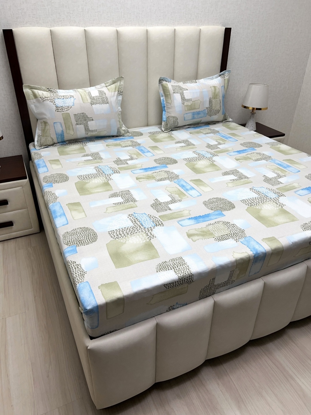 Pure Decor Royal Passion Beige Geometric Printed 250 TC Queen Bedsheet 2.28 m x 2.54 m
Pure Decor Royal Passion Beige Geometric Printed 250 TC Queen Bedsheet 2.28 m x 2.54 m