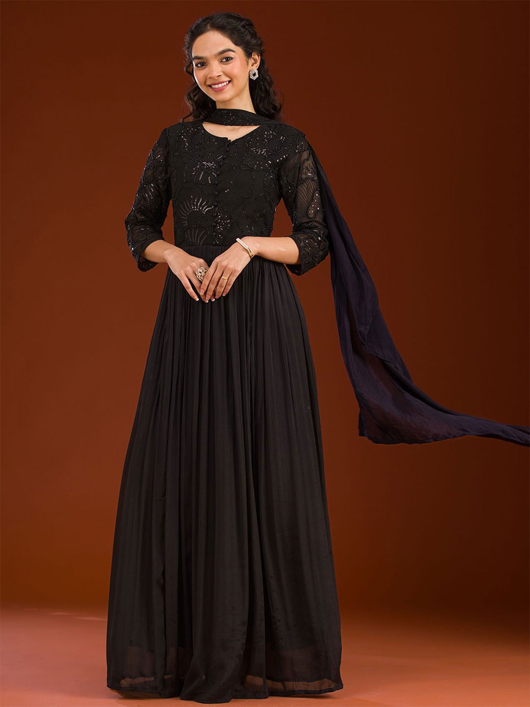 Koskii Women Floral Yoke Design Regular Sequinned Kurta with Trousers & With Dupatta, Black
Koskii Women Floral Yoke Design Regular Sequinned Kurta with Trousers & With Dupatta, Black