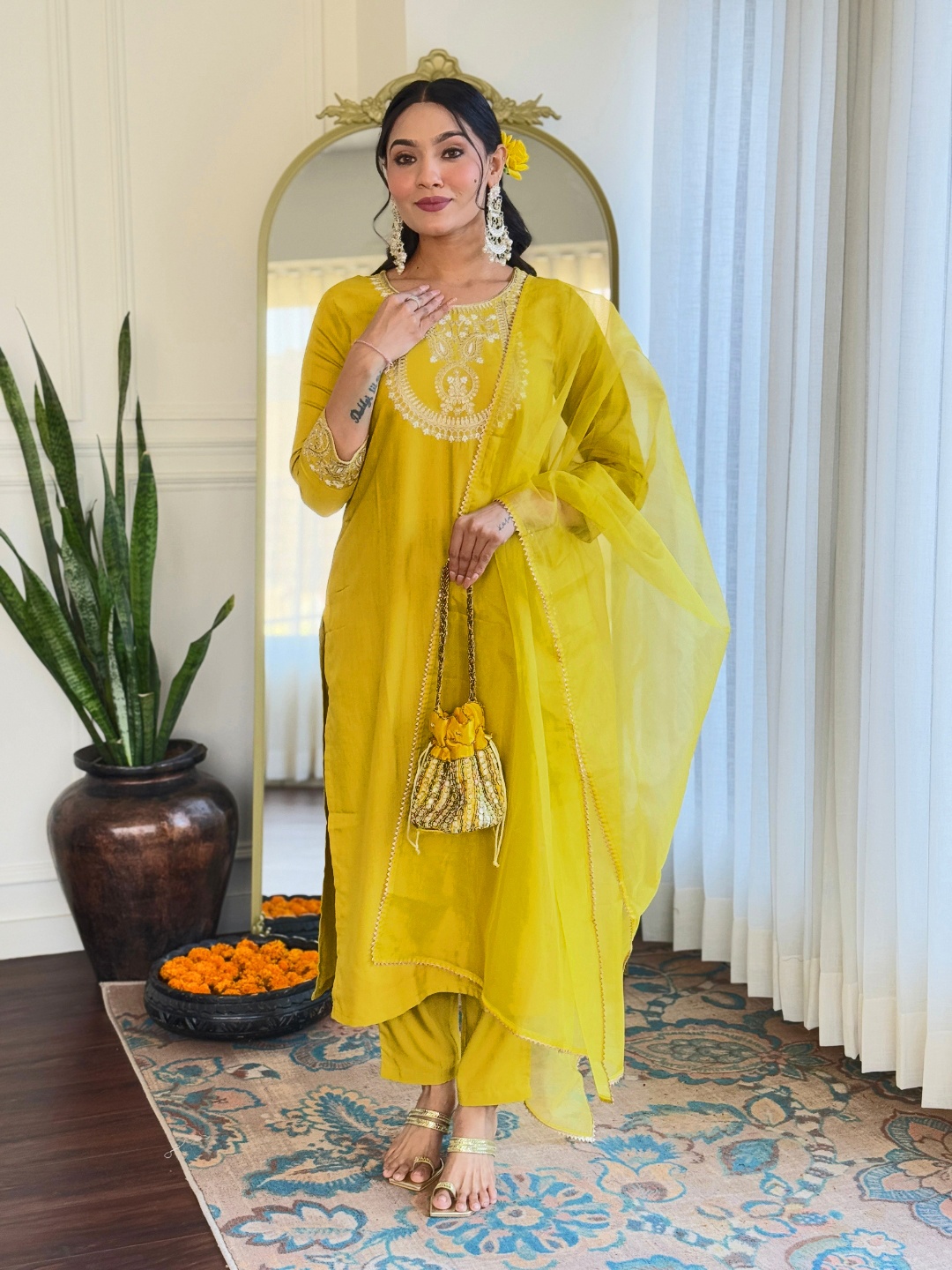 Navlik Women Floral Embroidered Regular Kurta with Trousers & With Dupatta, Lime green
Navlik Women Floral Embroidered Regular Kurta with Trousers & With Dupatta, Lime green