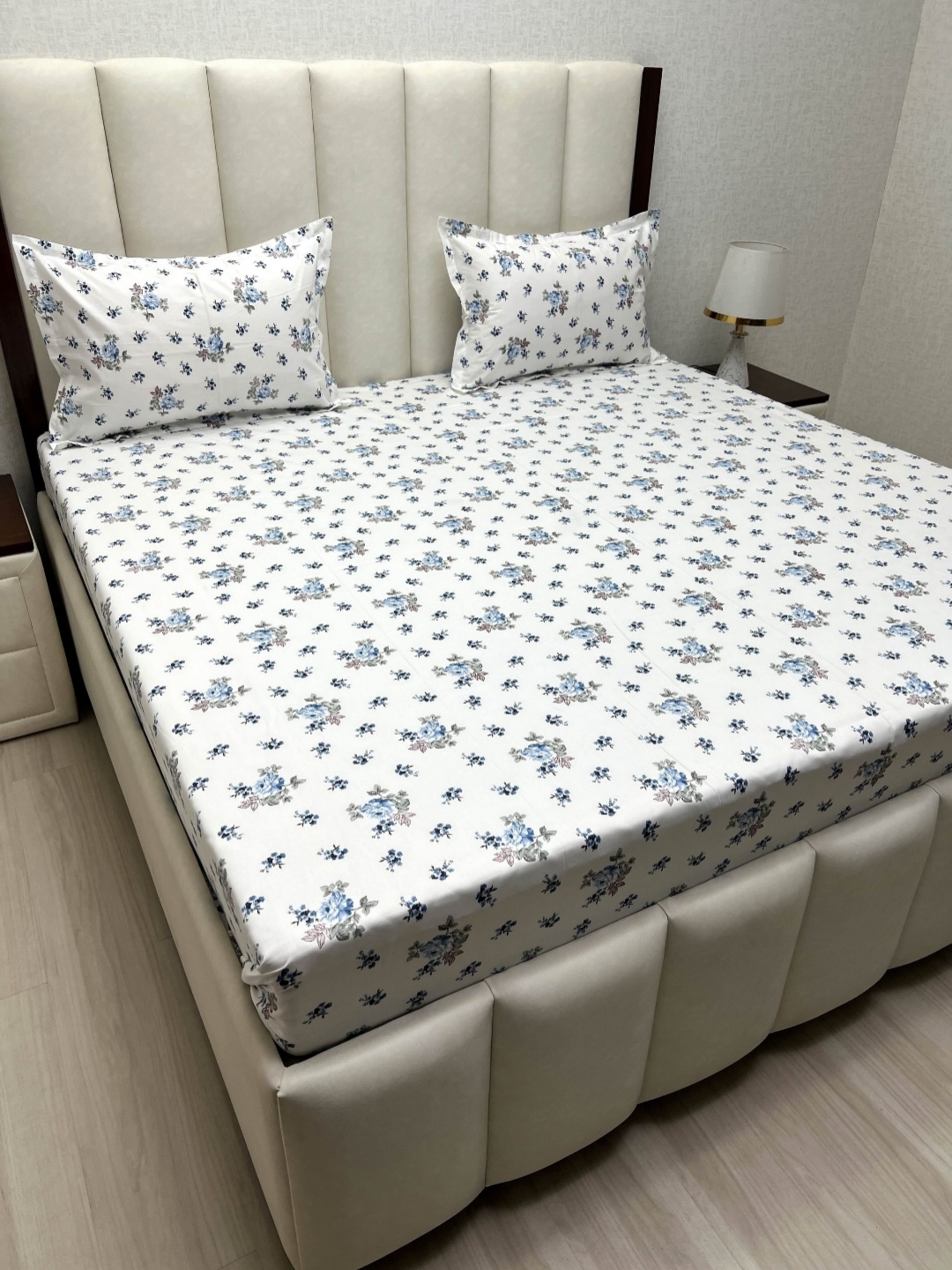 Pure Decor Royal Passion White Printed 260 TC Pure Cotton Queen Bedsheet Set 2.54 x 2.28 m
Pure Decor Royal Passion White Printed 260 TC Pure Cotton Queen Bedsheet Set 2.54 x 2.28 m