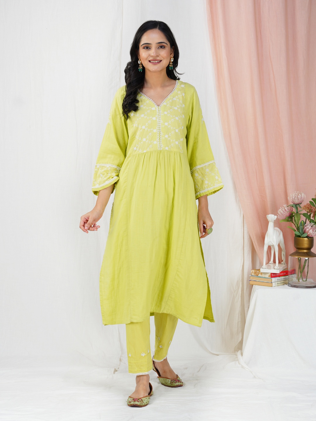 zuri Flora Embroidered Pure Cotton Sweetheart Neck Straight Kurta With Trousers, Green
zuri Flora Embroidered Pure Cotton Sweetheart Neck Straight Kurta With Trousers, Green