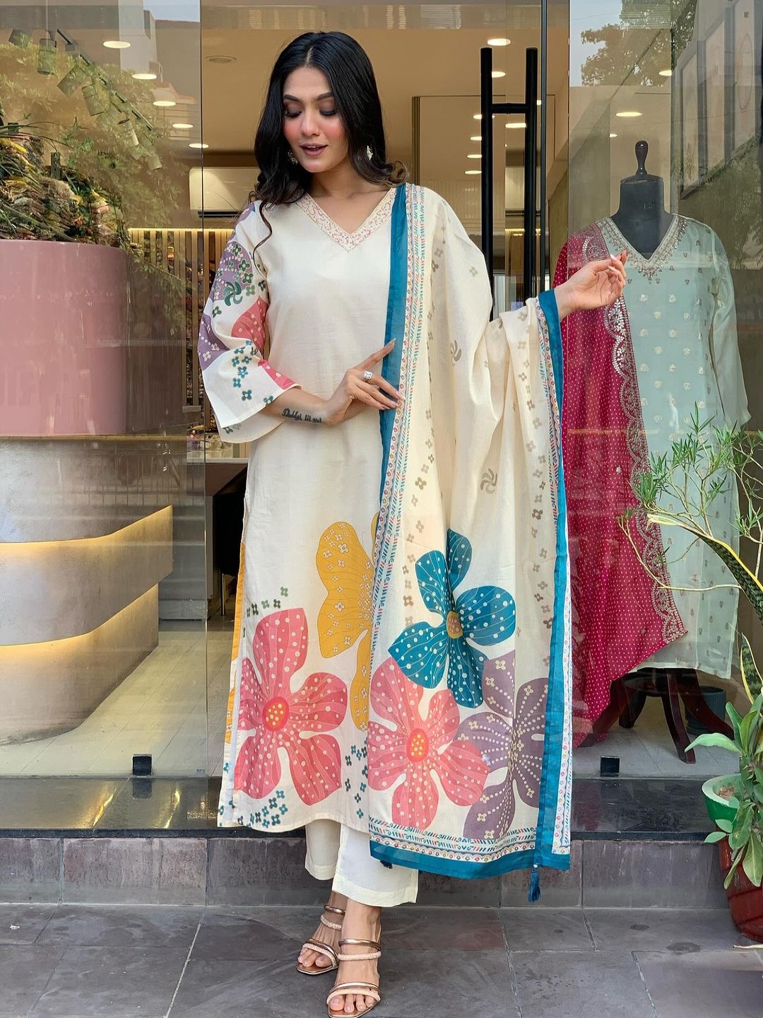 Moda Rapido Floral Embroidered V-Neck Straight Kurta With Trousers And Dupatta, White
Moda Rapido Floral Embroidered V-Neck Straight Kurta With Trousers And Dupatta, White