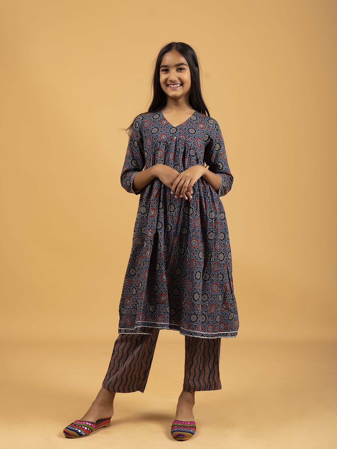 SPARSA Girls Ethnic Motifs Printed Empire V-Neck Pure Cotton Alia Cut Kurta And Trousers, Blue
SPARSA Girls Ethnic Motifs Printed Empire V-Neck Pure Cotton Alia Cut Kurta And Trousers, Blue