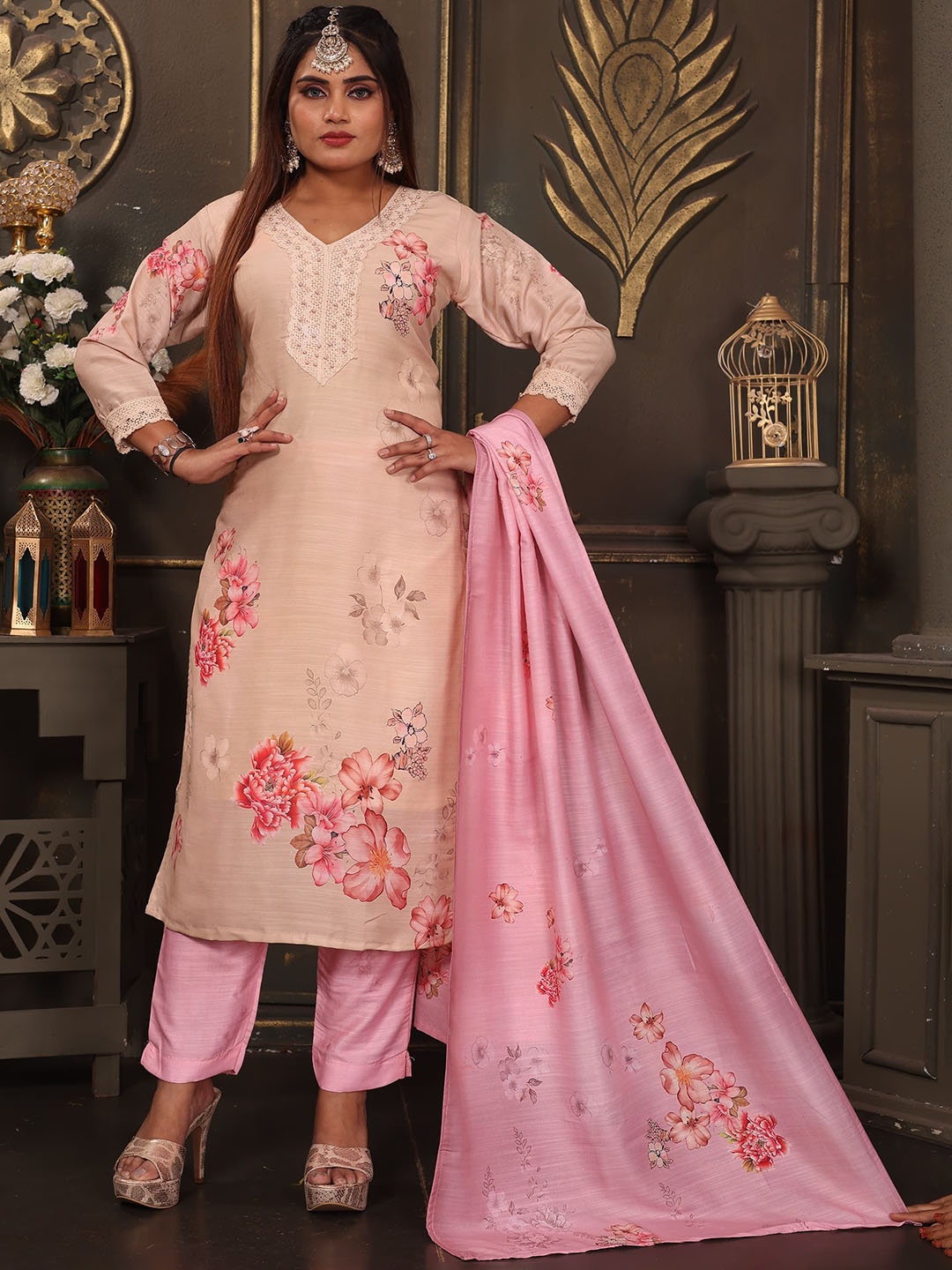 Maheesha Women Floral Printed Regular Patchwork Kurta with Trousers & With Dupatta, Beige
Maheesha Women Floral Printed Regular Patchwork Kurta with Trousers & With Dupatta, Beige