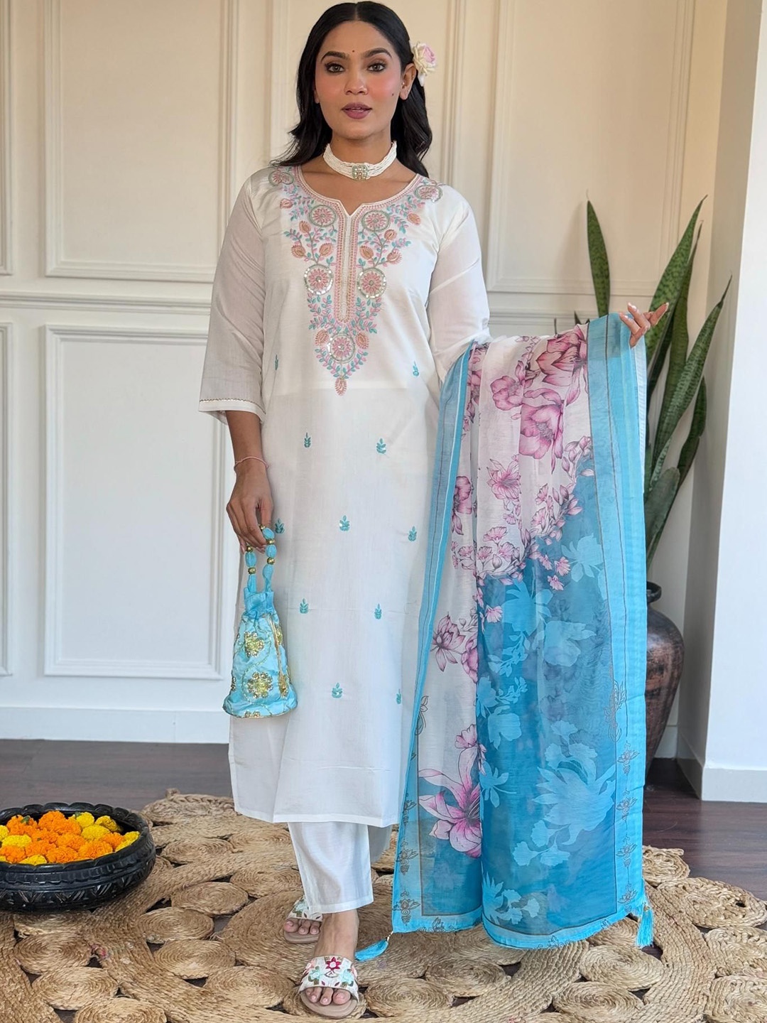 Moda Rapido Women Floral Embroidered Regular Kurti with Trousers & With Dupatta, White
Moda Rapido Women Floral Embroidered Regular Kurti with Trousers & With Dupatta, White
