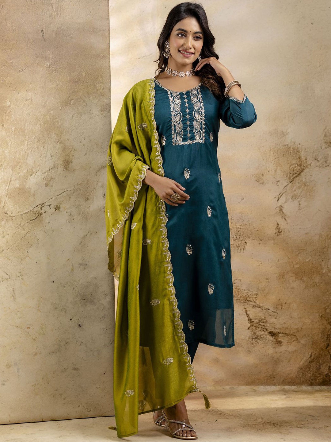 VredeVogel Ethnic Motifs Embroidered Round Neck Straight Kurta With Trousers And Dupatta, Green
VredeVogel Ethnic Motifs Embroidered Round Neck Straight Kurta With Trousers And Dupatta, Green